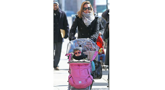 7A.M.ENFANTのフットマフ「Le Sac Lgloo」でベビーとお出かけ中のジェシカ・アルバ