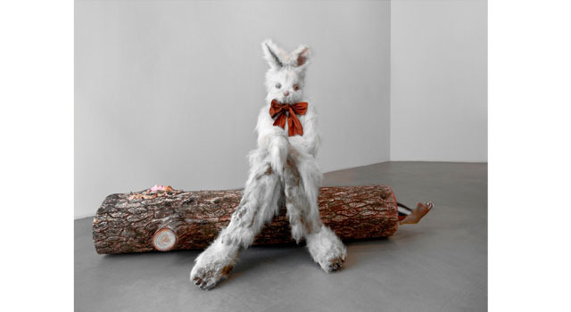 マーニー・ウェーバー《丸太婦人と汚れたうさぎ》 2009年