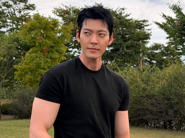 俳優キム・ウビン、“規格外の肉体美”に熱視線！シンプル服で魅せる究極の神スタイル【写真】