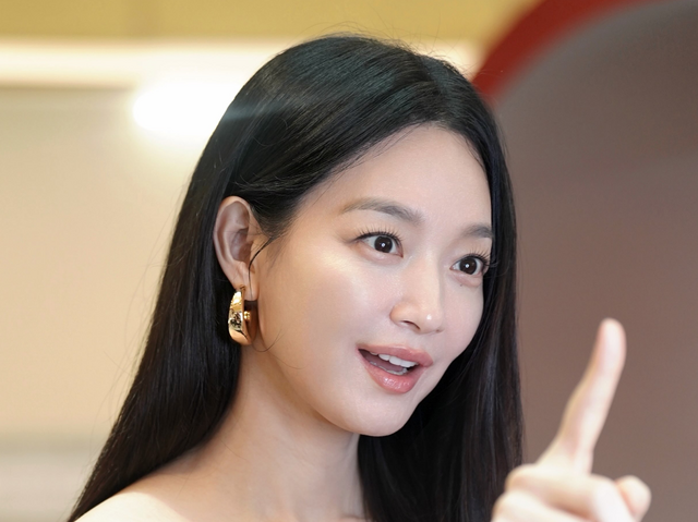 “リアル女神”女優シン・ミナの神々しい美貌に脱帽…「さらに美貌が覚醒中」【写真】