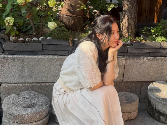 『チャングム』女優イ・ヨンエ、まるで“両班令嬢”伝統韓屋で魅せた気品あふれる美しさ【写真】