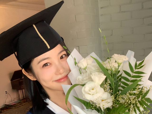 「入学から10年…」女優シン・イェウンがついに大学卒業！笑顔の卒業ショットに祝福の嵐【写真】