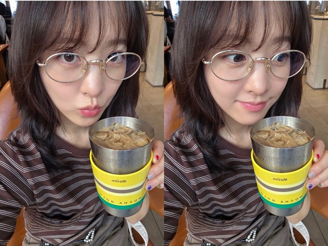 「コーヒーも喜んでる!?」女優パク・ボヨンのラブリーな魅力全開のカフェイン補給ショット【写真】