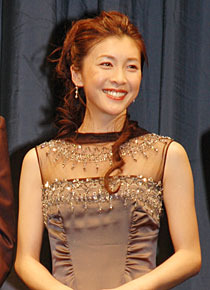 大歓声に笑顔で応える竹内結子