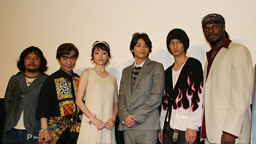 ,『逃亡くそたわけ−21才の夏』初日舞台挨拶にて（左から）本橋監督、我衆院達也、美波、吉沢悠、高良健吾、ベルナール・アッカ