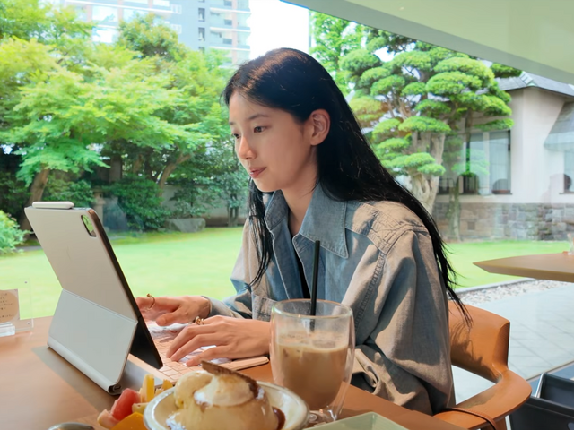 女優ペ・スジが東京で“のんびり”。公園やカフェで過ごす飾らない姿が「癒される」と反響！