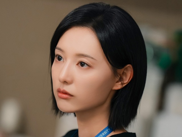 美しき「狂犬」誕生…！女優キム・ジウォン、漆黒の眼光で魅せる“冷徹ドクター”スチール初公開【写真】
