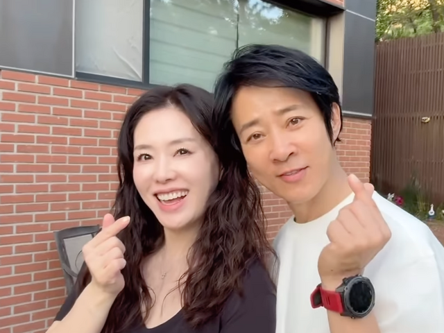 韓国芸能界の“元祖おしどり夫婦”、結婚30年を超えてもラブラブな日常が素敵すぎる！