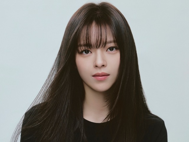 TWICEジョンヨンがガラリと大変身！“女優オーラ”漂うシックな新プロフィール写真を披露【写真】