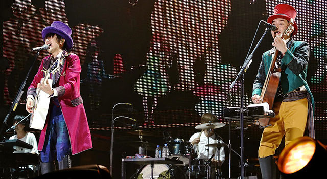 主題歌を歌う「ゆず」／『劇場版HUNTER×HUNTER－The LAST MISSION―』 -(C) 2013 Takashi Murakami/Kaikai Kiki Co., Ltd. All Rights Reserved.