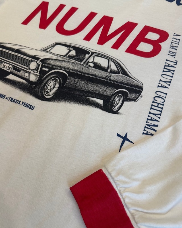 TRAVISとのコラボTシャツ（ロングスリーブ）価格：11,000円（税込）フロント