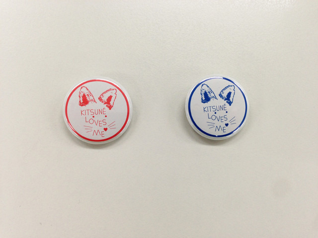 来場者にプレゼントされる缶バッジ