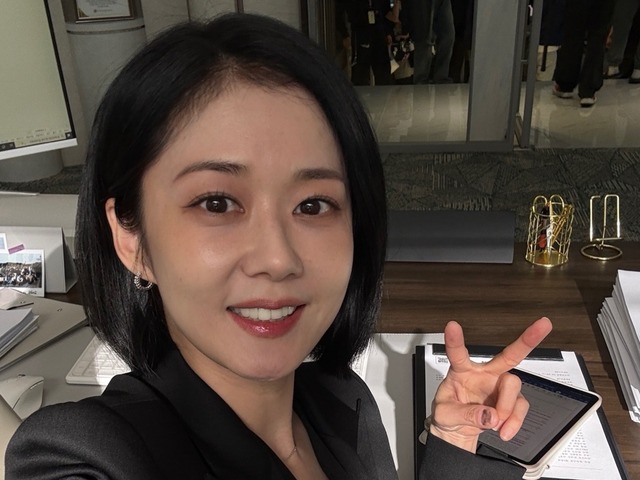 「40代とは思えない」“童顔女優”チャン・ナラ、異次元の透明感＆隙のない美肌にファン驚愕【写真】