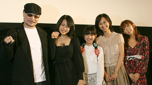 『子猫の涙』（左から）森岡利行監督、黒川芽以、藤本七海、紺野まひる、主題歌を担当したRie fu