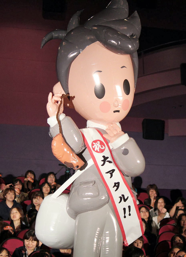 全長3メートルの“大アタル”バルーン／『劇場版 ATARU-THE FIRST LOVE ＆ THE LAST KILL-』ヒット御礼イベント
