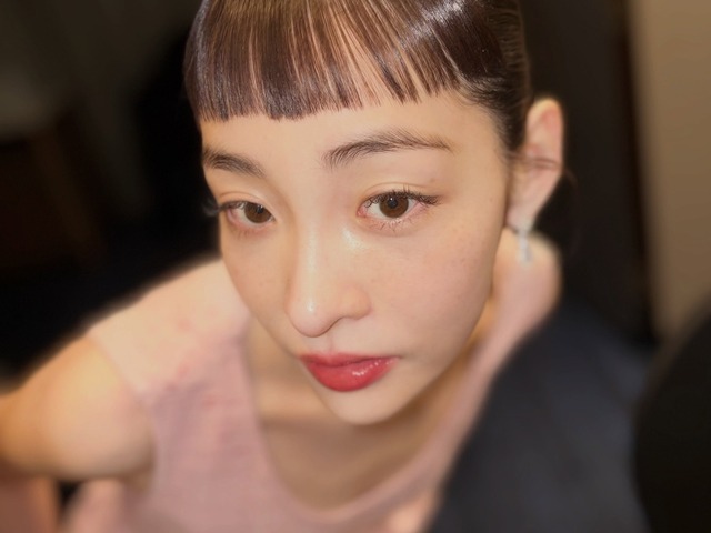 釜山国際映画祭開幕式で単独司会を務めた女優キム・ミンハ、“17kg減量”の輝く美貌を披露【写真】