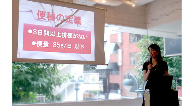 「美腸生活のすすめ」と題し、現代社会で働く女性に向けた便秘改善方法について説明する小林メディカルクリニック東京 院長 小林暁子氏
