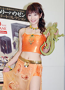 『シンドバッド』に出てくるお姫様をイメージしたセクシー衣裳で登場した。