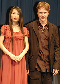 日本語の挨拶で会場をわかせたマイケル・ピットと芦名星