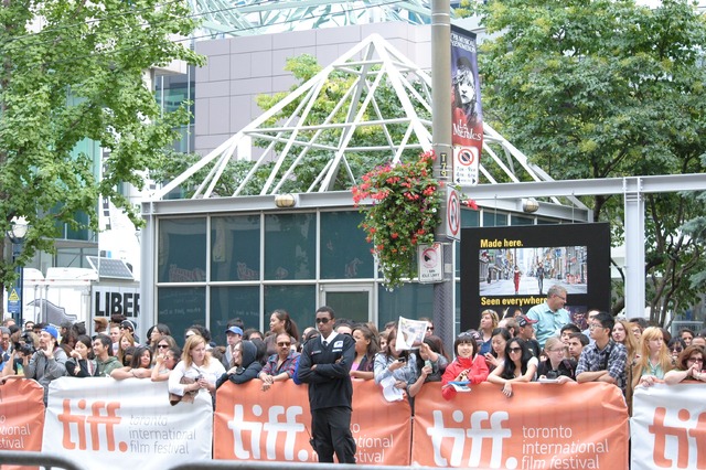 映画祭会場沿道に集まるファン達