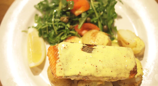 ニュージーランドを旅したら、必ず新鮮なシーフードを味わおう！（写真はManukaのサーモンソテー）