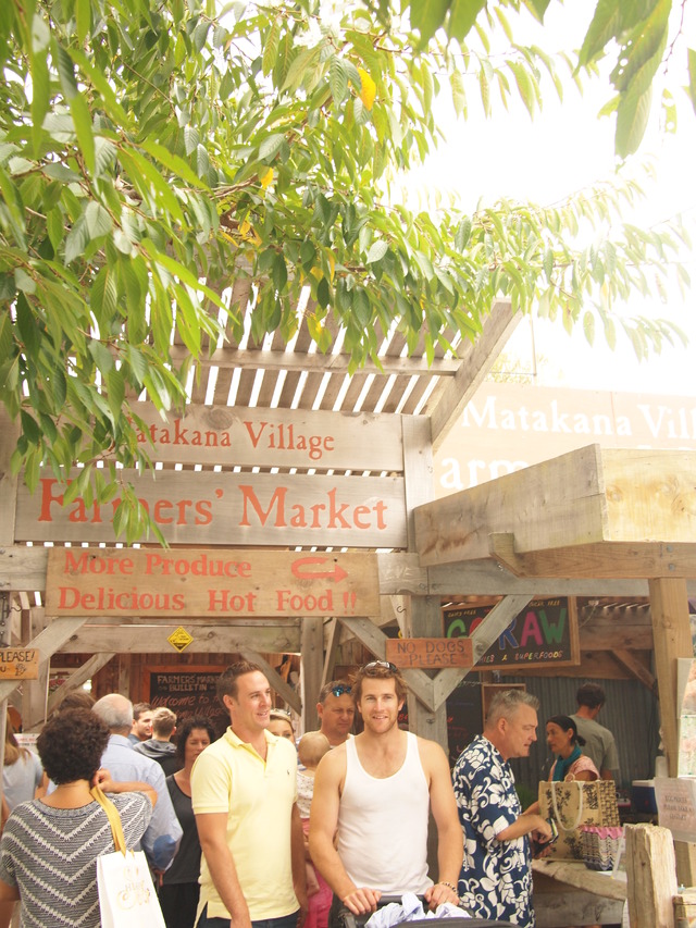 多くのローカルで賑わうファーマーズ・マーケット。