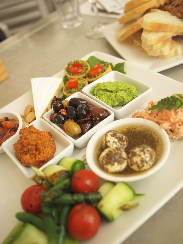 チーズや地元野菜など、NZの新鮮食材をたっぷり使用したオードブルプレートは、ワインにベストマッチ。