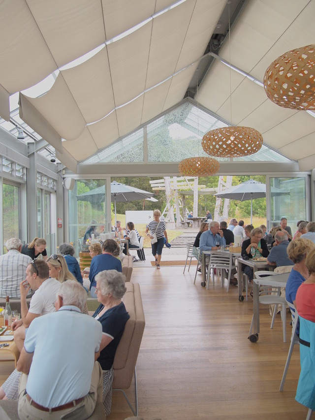 明るく心地よい店内。