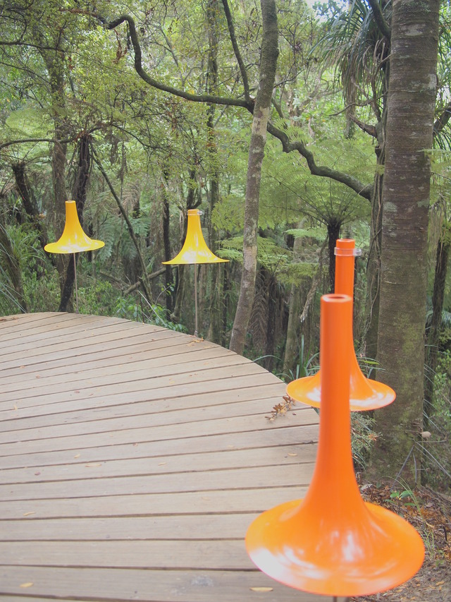 森の中に突如現れる現代アート。