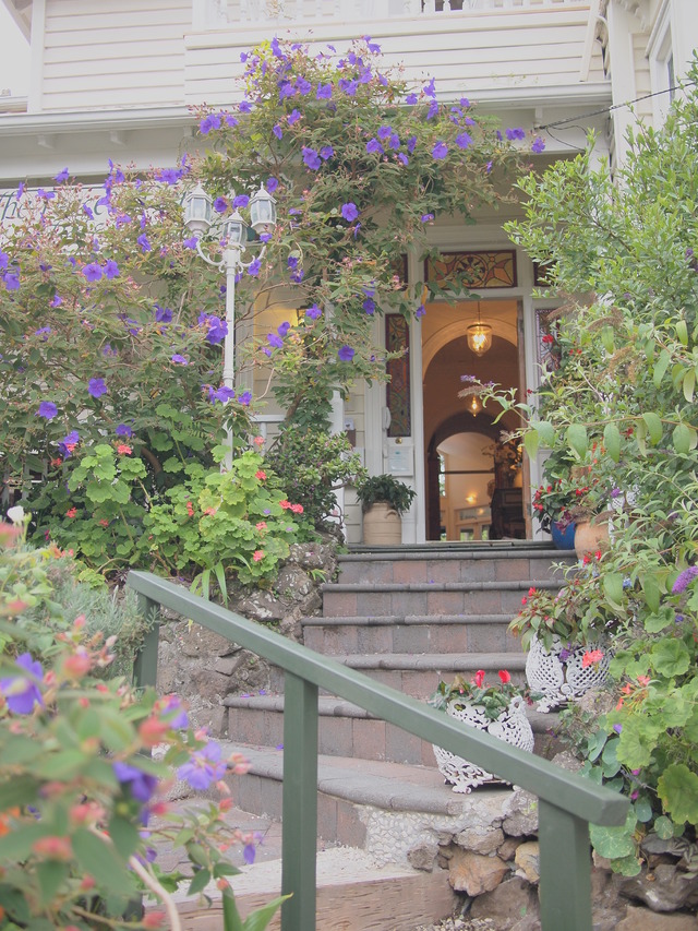 オークランドで宿泊するなら、ブティックホテルもおすすめ。デボンポートにある「Peace and Plenty Inn」はヴィクトリア調のインテリアやオーナーの温かいおもてなしが魅力。