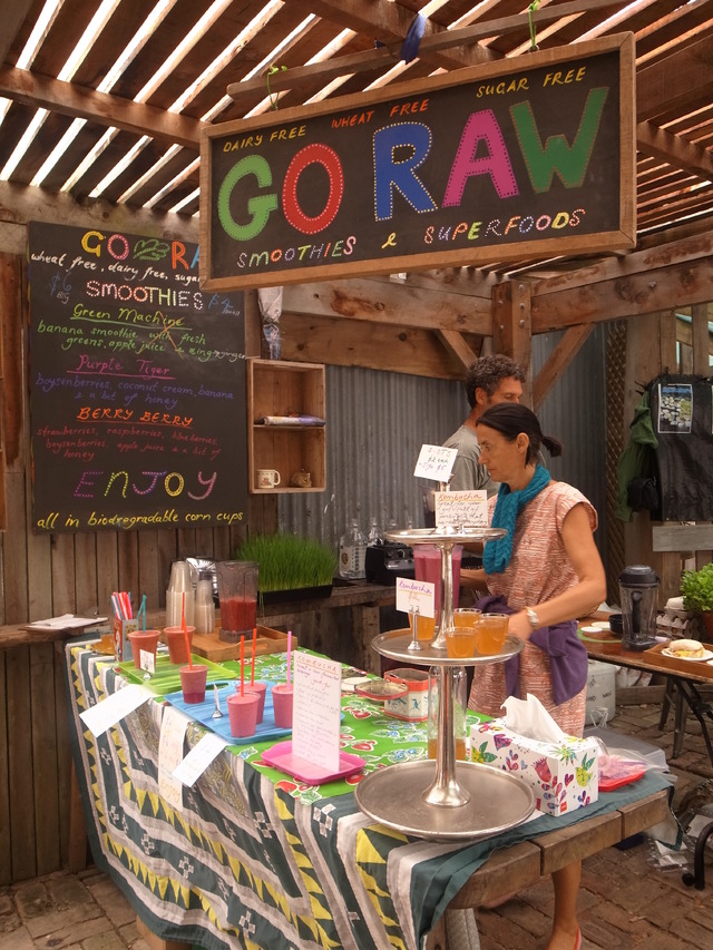 「GO RAW」の看板が目を引くお店では、フレッシュなスムージーが人気。