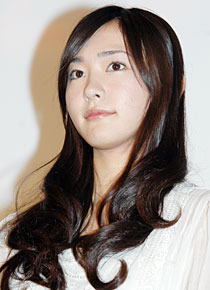 思わぬサプライズ・プレゼントの連続に涙を見せた新垣結衣