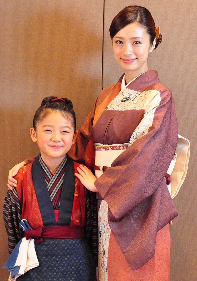 上戸彩＆濱田ここね『おしん』／Photo：Naoki Kurozu