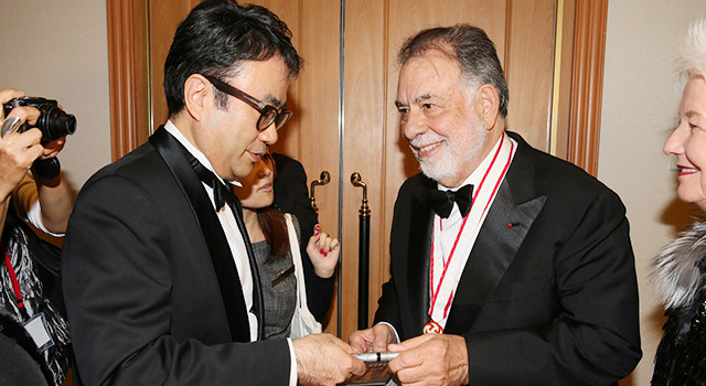 フランシス・フォード・コッポラ監督からサインをもらう三谷幸喜監督