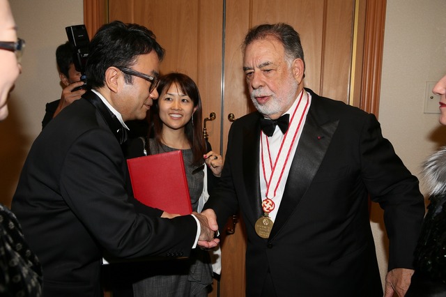 フランシス・フォード・コッポラ監督と握手を交わす三谷幸喜監督