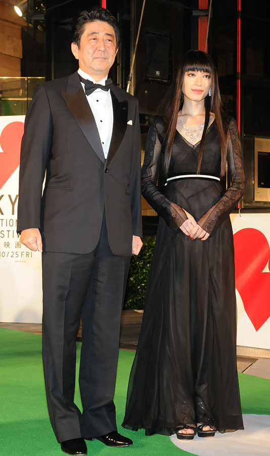 栗山千明＆安倍晋三（首相）／「第26回東京国際映画祭」グリーン・カーペット