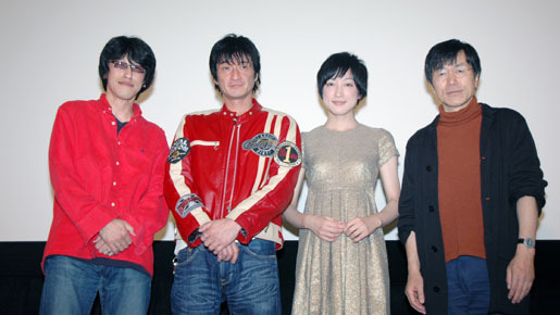 雨のレイトショーにもかかわらず多くの観客が訪れた『観察』初日の舞台挨拶。左から横井健司監督、小沢和義、緒川たまき、平田満