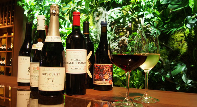 圧巻のワインストック量を誇るワインセラーには、フランス産ワインを中心に、2,000円前後のテーブルワインから10万円を超える高級価格帯のワインまで幅広く揃う。