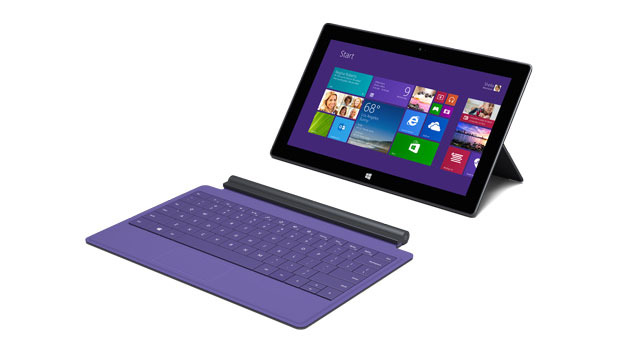 キーボードカバー用 ワイヤレス アダプター。バー形状のアダプターをType Cover 2、Touch Cover 2のマグネット部に装着すると、本体と離れていても、ワイヤレスでキーボードが使用可能に。最大約9m離れた場所からも操作できる。※提供開始は未定（11月中を予定）