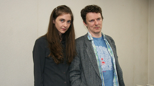 『TOKYO!』（仮題）の1本『Interior Design』の撮影終了会見にて（左から）ガブリエル・ベル、ミシェル・ゴンドリー監督