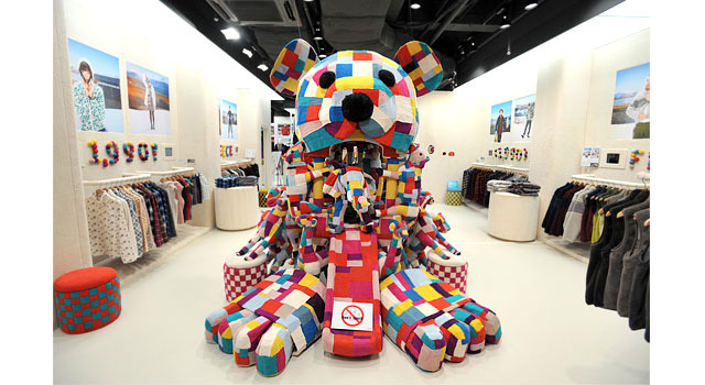 ファッション・デザイナー山縣良和（writtenafterwards）氏が手掛けた高さ約2メートルのカラフルで巨大なオブジェ「フリースアニマル」