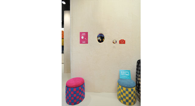 壁に穴が開いていたフォトスポットも用意されている。