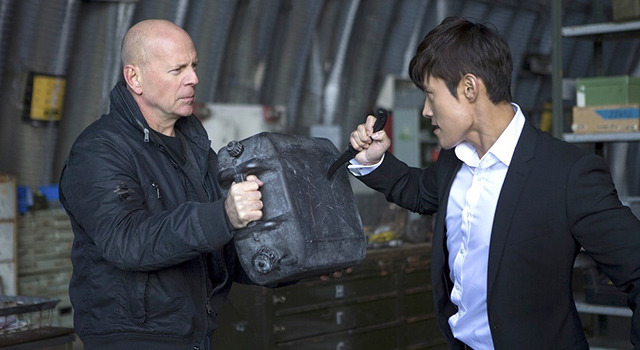 ブルース・ウィリスvsイ・ビョンホン／『REDリターンズ』-(C) 2013 Summit Entertainment, LLC. All Rights Reserved.