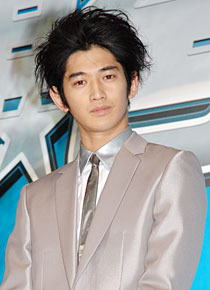 作品をイメージした銀色のスーツで登場した瑛太