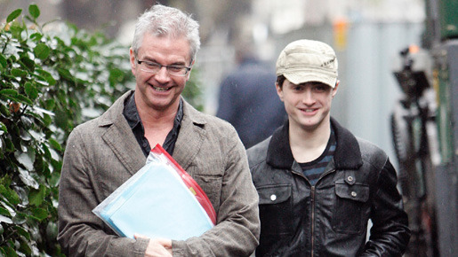 父とアメリカ大使館を訪れたダニエル・ラドクリフ　-(C) AFLO