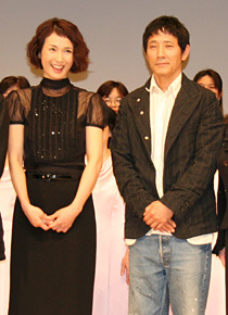 『歓喜の歌』舞台挨拶　安田成美、小林薫