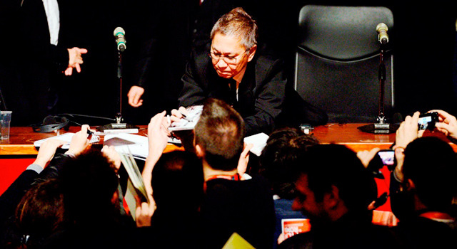 サイン攻めにあう三池崇史（監督）／『土竜の唄 潜入捜査官 REIJI』 in ローマ国際映画祭