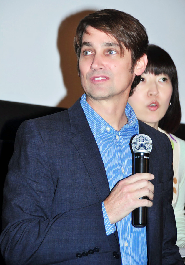 『メイジーの瞳』来日舞台愛朝つ