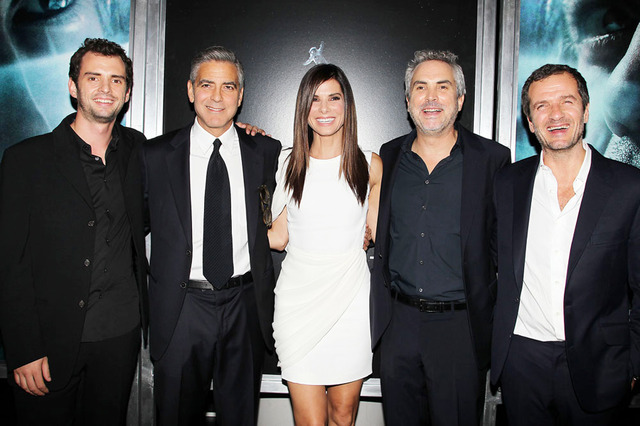 ホナス・キュアロン＆ジョージ・クルーニー＆サンドラ・ブロック＆アルフォンソ・キュアロン＆デイビッド・ヘイマン／『ゼロ・グラビティ』-(C) 2013 WARNER BROS.ENTERTAINMENT INC.