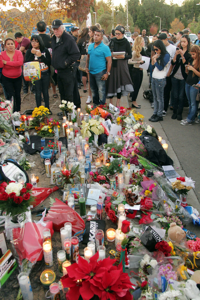 ポール・ウォーカー＆ロジャー・ローダスに捧げられたファンからの花束-(C) Getty Images